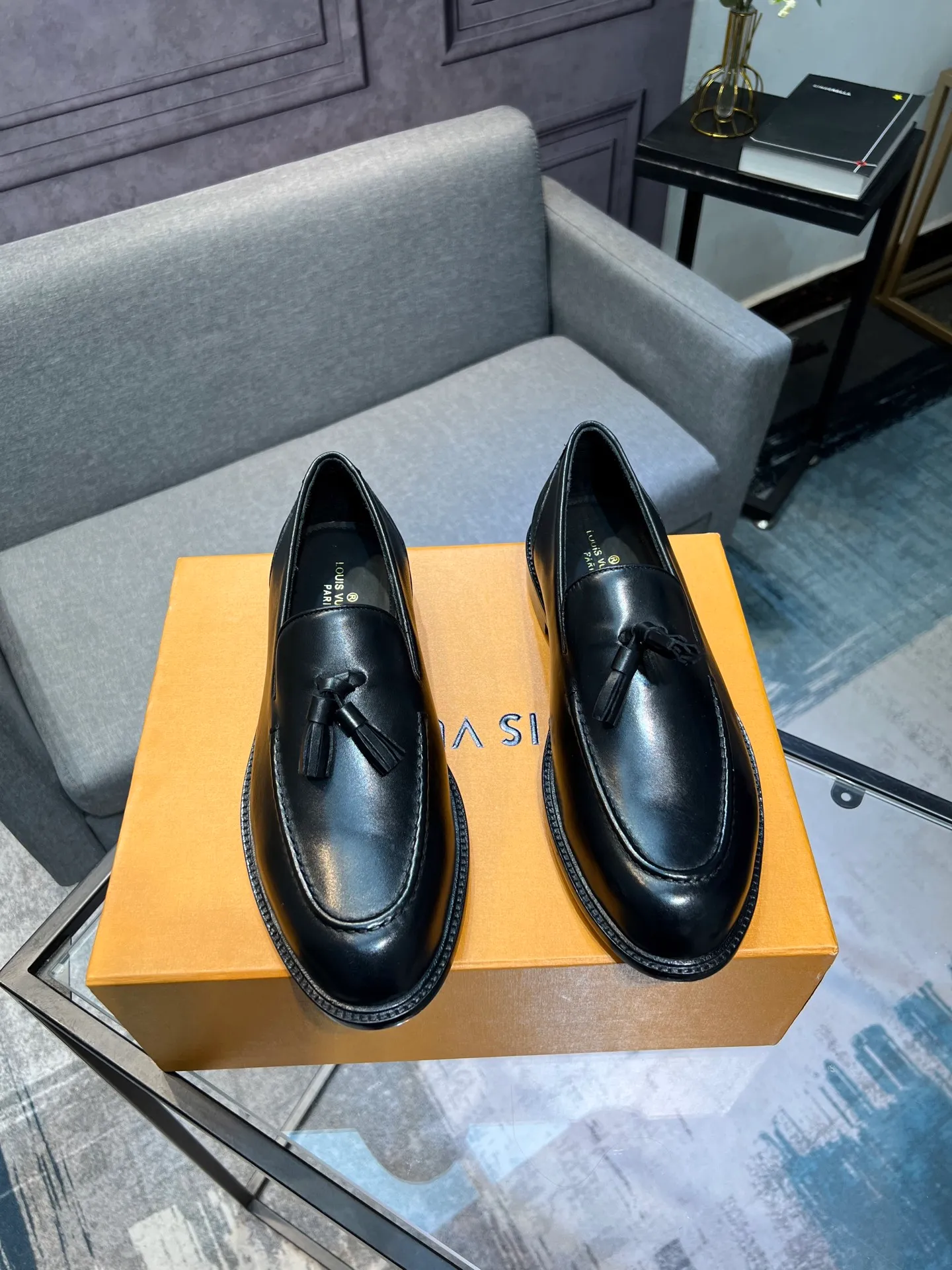 Men's shoes 💰1020 LV top luxury brand, high-quality men's business formal leather shoes, imported genuine leather soles! Customized imported leather, the first layer of open-edge beaded lacquered cowhide, the texture is incomparable, the imported cowhide lining, high-end high-end shoes, don't miss it! size:39-44 (Male 38 45 46 customized)